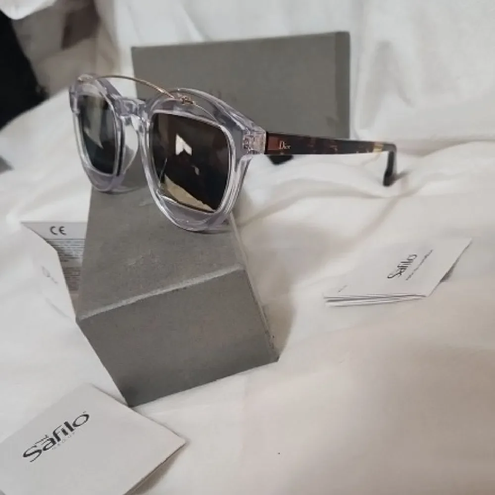 Dior Mania1 Sunglasses with Clear and Gold Frame - Picture 2 of 3